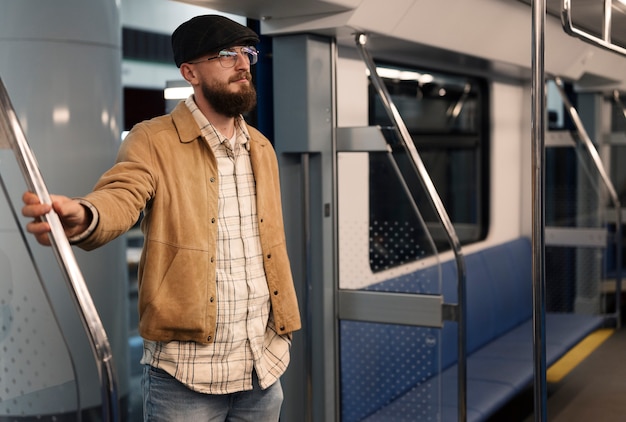 Personas que viajan en metro en invierno.