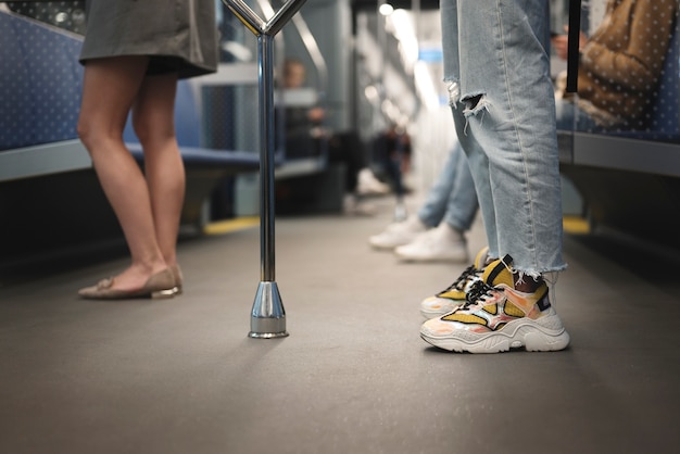 Personas que viajan en metro en invierno.