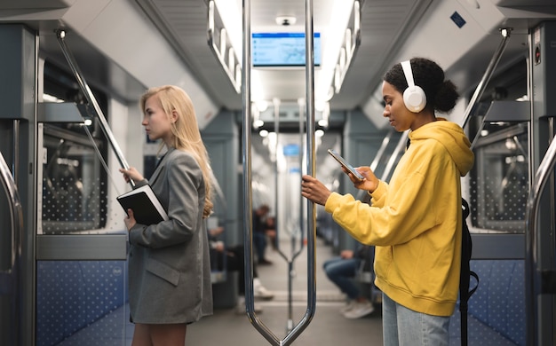 Personas que viajan en metro en invierno.