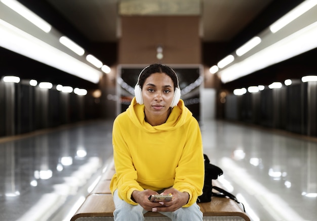 Personas que viajan en metro en invierno.