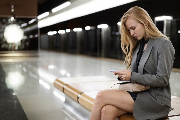 Personas que viajan en metro en invierno.