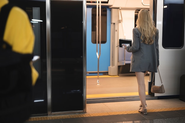 Personas que viajan en metro en invierno.