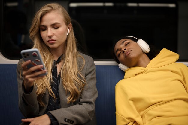 Personas que viajan en metro en invierno.