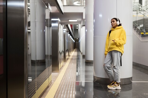 Personas que viajan en metro en invierno.