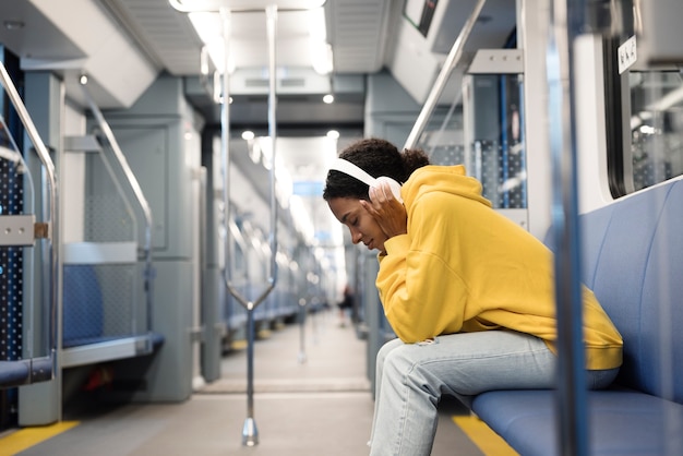 Personas que viajan en metro en invierno.