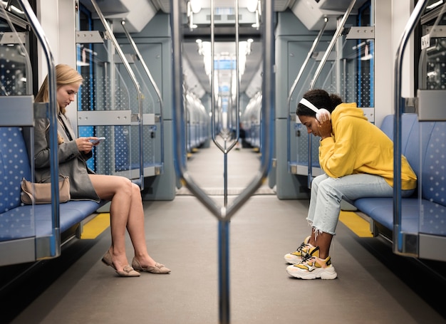 Personas que viajan en metro en invierno.