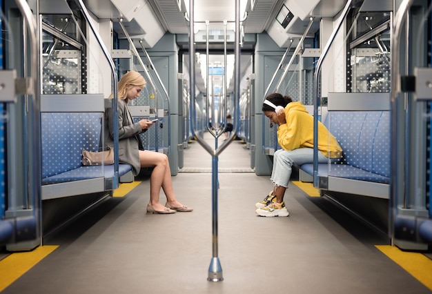 Personas que viajan en metro en invierno.