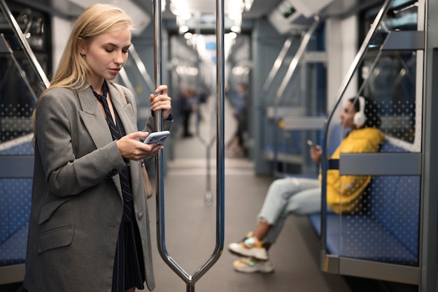 Personas que viajan en metro en invierno.