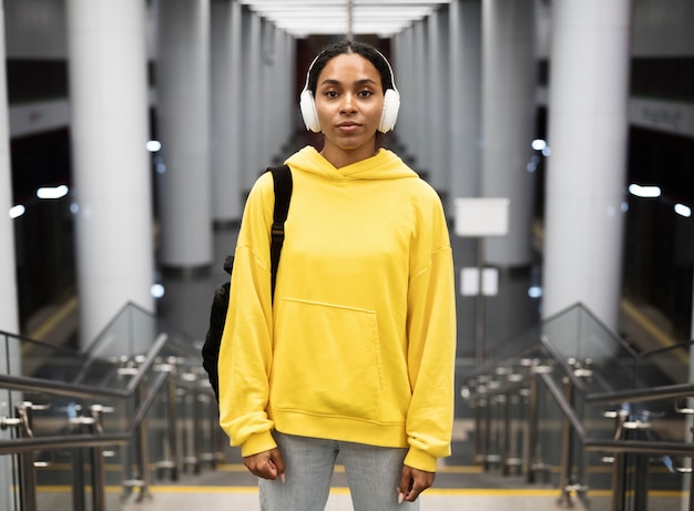 Foto gratuita personas que viajan en metro en invierno.