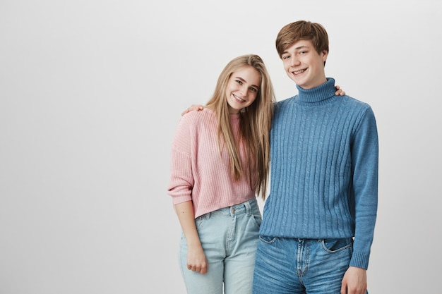 Personas, relaciones, ocio y estilo de vida. Encantadora pareja joven inconformista disfrutando del tiempo libre, luciendo feliz y alegre