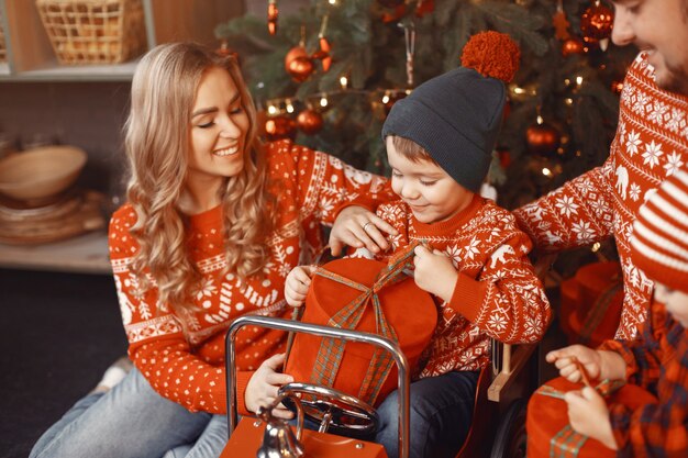 Personas reparando para Navidad. Gente jugando con su hija.