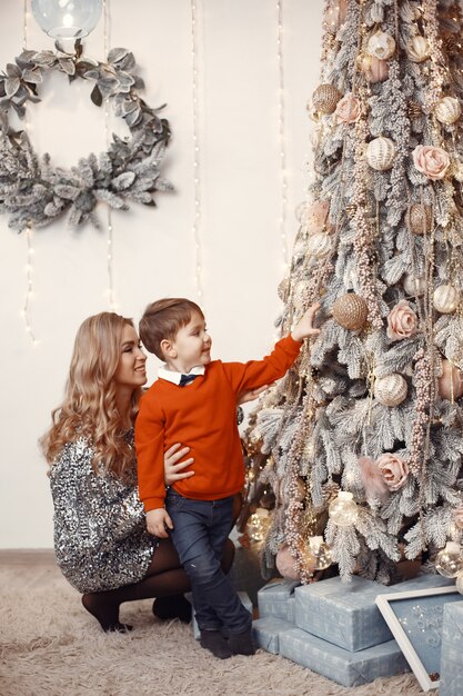 Personas reparando para Navidad.