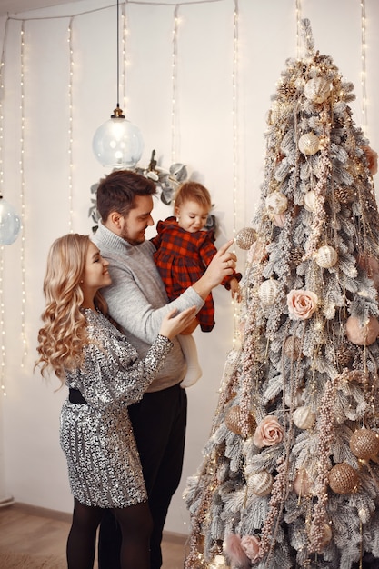 Personas reparando para Navidad.