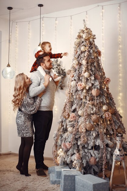 Personas reparando para Navidad.