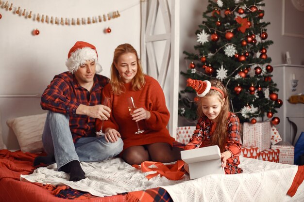 Personas reparando para Navidad.