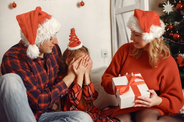 Personas reparando para Navidad.