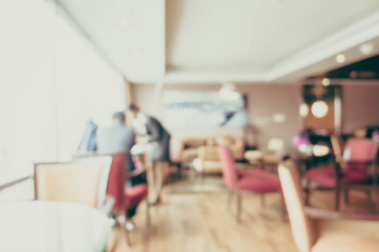 Foto gratuito personas en un restaurante desenfocadas