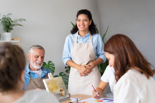 Personas reunidas en el centro comunitario.