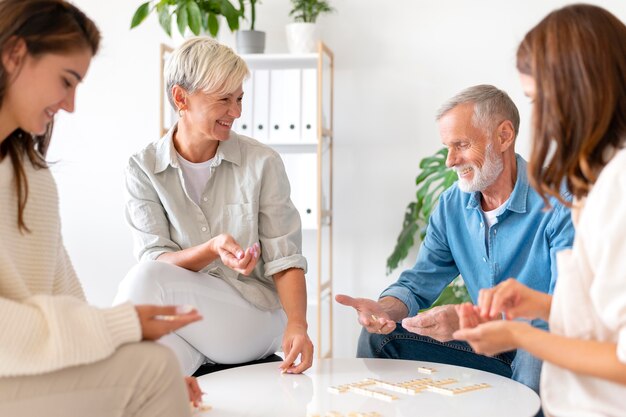 Personas reunidas en el centro comunitario.