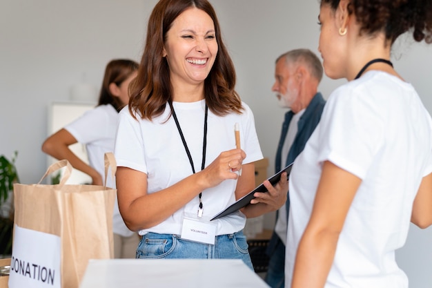 Personas reunidas en el centro comunitario.