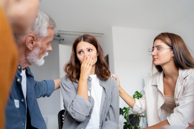 Personas reunidas en el centro comunitario.