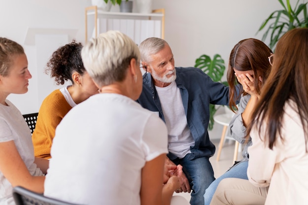 Personas reunidas en el centro comunitario.