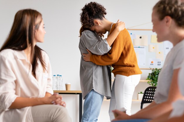 Personas reunidas en el centro comunitario.