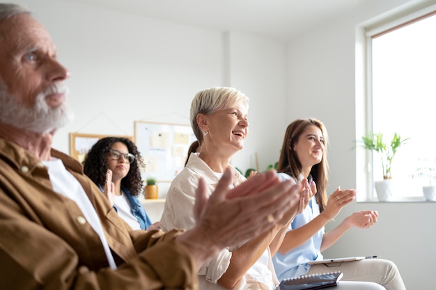 Personas reunidas en el centro comunitario.