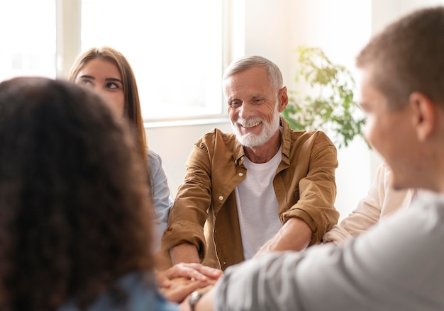 Personas reunidas en el centro comunitario.