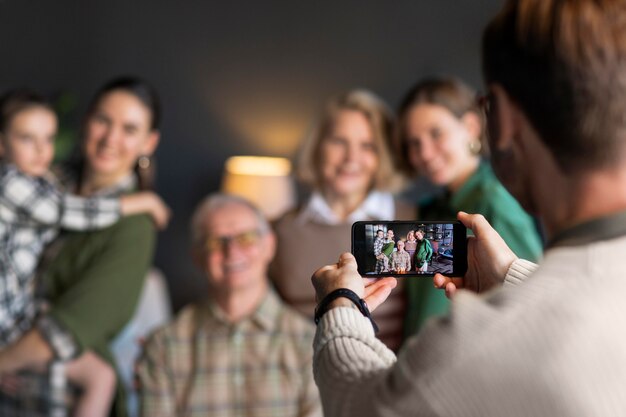 Foto gratuita personas reunidas para reunión familiar.