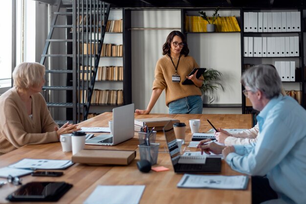 Personas sentadas en el escritorio para reunirse