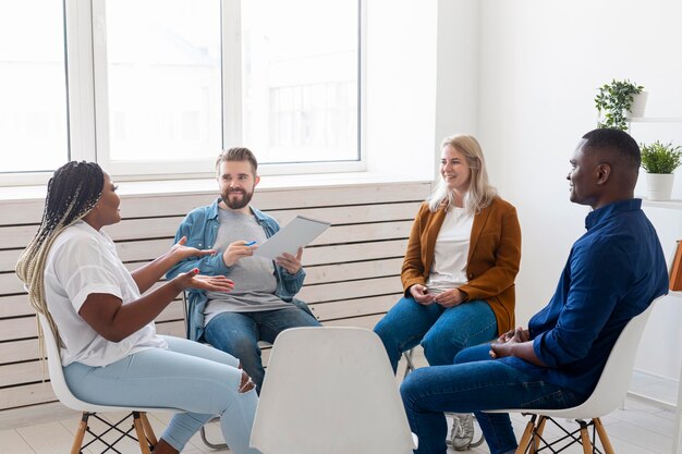 Personas sentadas en interiores de tiro medio