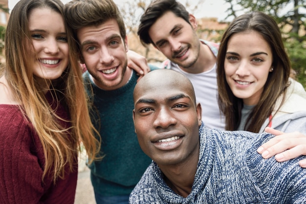 Foto gratuita personas sonriendo para una foto