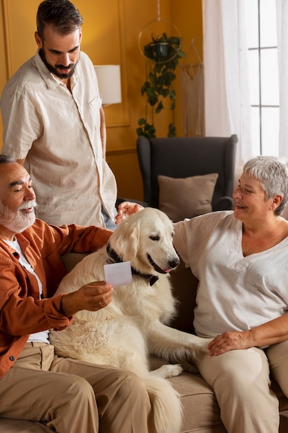 Personas sonrientes de alto ángulo con perro