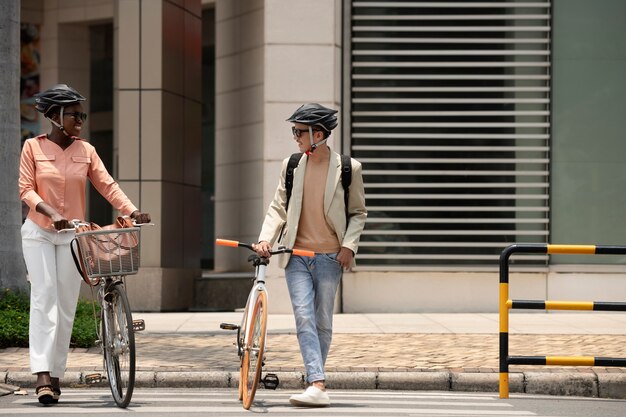 Personas sonrientes de tiro completo con bicicleta