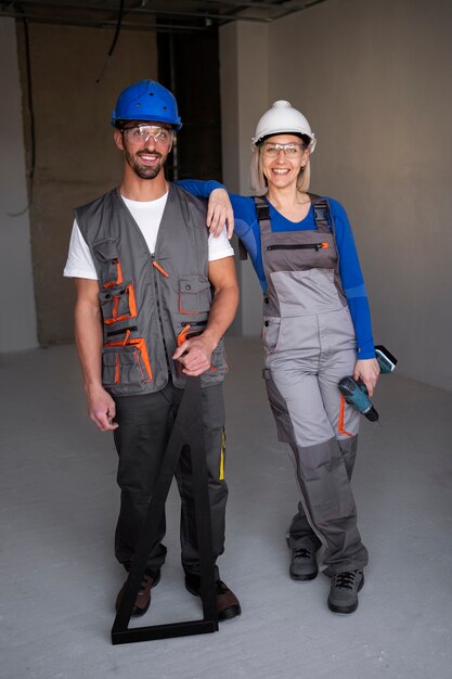 Personas sonrientes de tiro completo con cascos