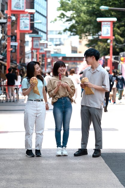 Personas sonrientes de tiro completo con comida