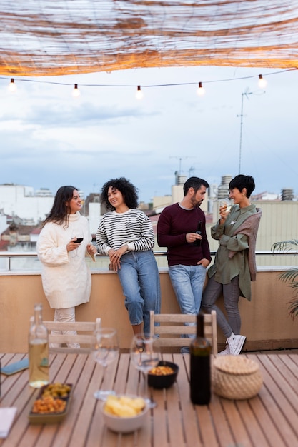 Personas sonrientes de tiro completo en la fiesta