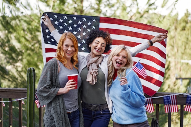 Personas sonrientes de tiro medio con bandera americana