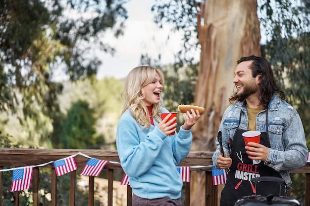 Personas sonrientes de tiro medio con bebidas al aire libre