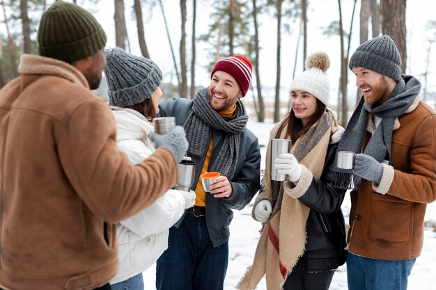 Personas sonrientes de tiro medio con bebidas