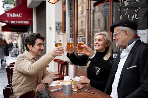 Personas sonrientes de tiro medio con bebidas