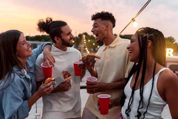 Personas sonrientes de tiro medio con bebidas