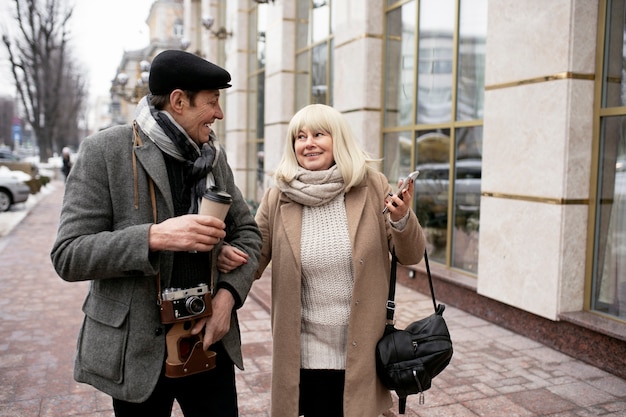 Personas sonrientes de tiro medio caminando juntas