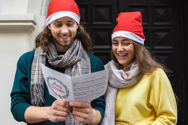 Personas sonrientes de tiro medio cantando juntas