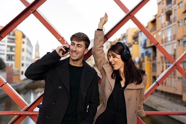 Personas sonrientes de tiro medio en la ciudad