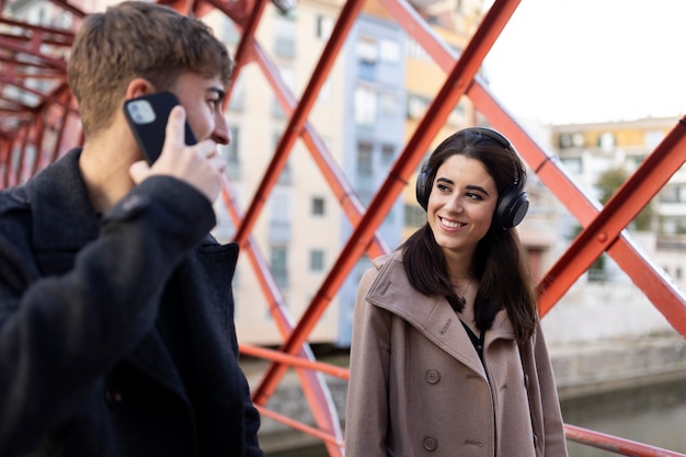 Personas sonrientes de tiro medio en la ciudad