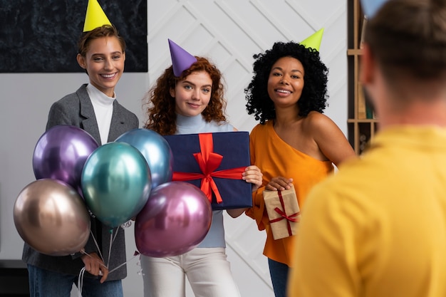 Personas sonrientes de tiro medio con globos