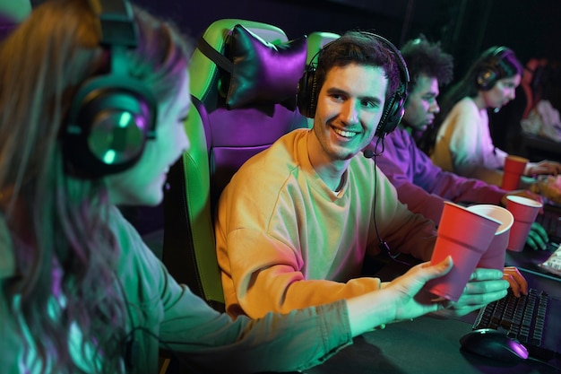 Personas sonrientes de tiro medio jugando videojuegos