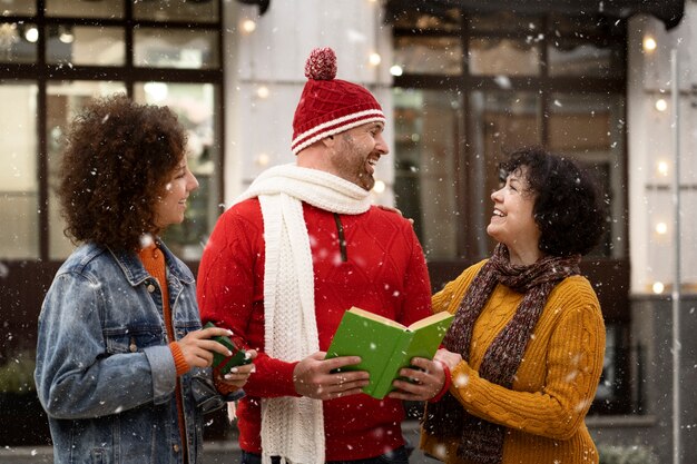 Personas sonrientes de tiro medio con libro